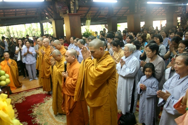 Chùm ảnh: Chùa Giác Ngộ tổ chức hành hương 10 chùa đầu năm