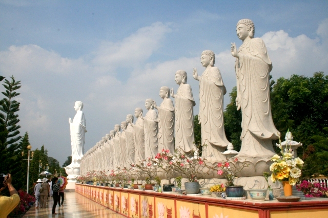 Chùm ảnh: Chùa Giác Ngộ tổ chức hành hương 10 chùa đầu năm