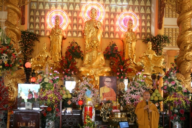 Chùm ảnh: Chùa Giác Ngộ tổ chức hành hương 10 chùa đầu năm