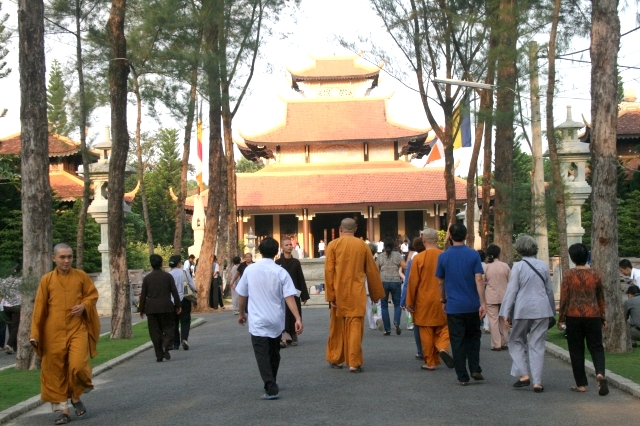 Chùm ảnh: Chùa Giác Ngộ tổ chức hành hương 10 chùa đầu năm