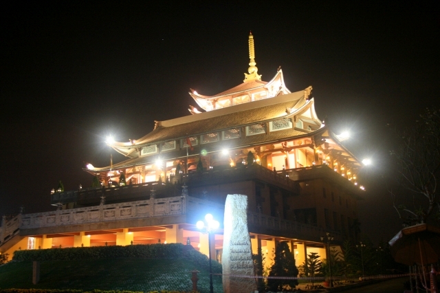 Chùm ảnh: Chùa Giác Ngộ tổ chức hành hương 10 chùa đầu năm