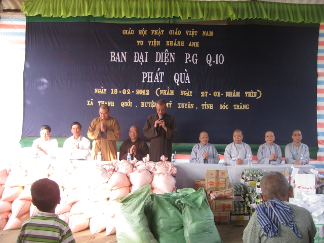 Ban đại diện Phật giáo Q10 phát quà cho đồng bao nghèo tỉnh Sóc Trăng