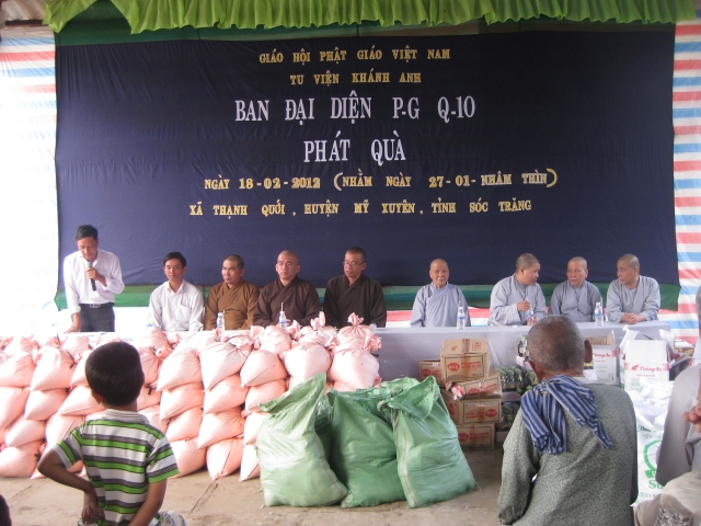 Ban đại diện Phật giáo Q10 phát quà cho đồng bao nghèo tỉnh Sóc Trăng