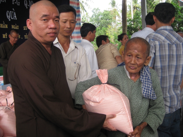 Ban đại diện Phật giáo Q10 phát quà cho đồng bao nghèo tỉnh Sóc Trăng