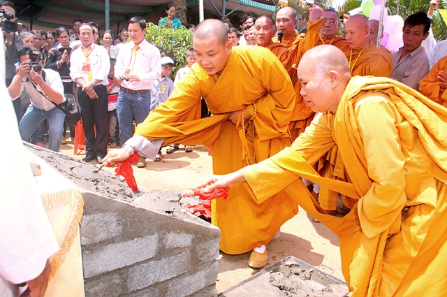Lễ Đặt Đá Xây Dựng Chánh Điện và Cổng Tam Quang Tịnh Xá Ngọc Chơn Thị Xã Buôn Hồ-Tỉnh Đăk-Lăc