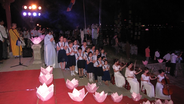 Lễ Thắp sáng Bảy Hoa sen trên sông Hương