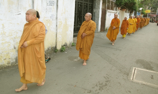 Chùm ảnh: Trì bình khất thực nhân lễ tưởng niệm ngày Tổ sư Minh Đăng Quang vắng bóng - ngày thứ 2