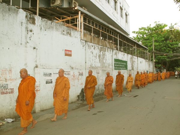 Chùm ảnh: Trì bình khất thực nhân lễ tưởng niệm ngày Tổ sư Minh Đăng Quang vắng bóng - ngày thứ 2
