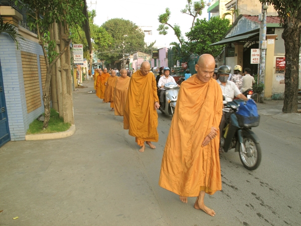 Chùm ảnh: Trì bình khất thực nhân lễ tưởng niệm ngày Tổ sư Minh Đăng Quang vắng bóng - ngày thứ 2