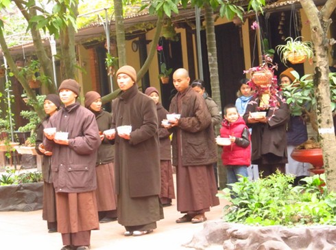 Đầu năm giới trẻ lên chùa tu tập, hành đạo