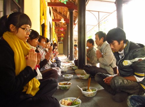 Đầu năm giới trẻ lên chùa tu tập, hành đạo