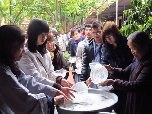 Đầu năm giới trẻ lên chùa tu tập, hành đạo