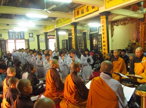 Đầu năm giới trẻ lên chùa tu tập, hành đạo