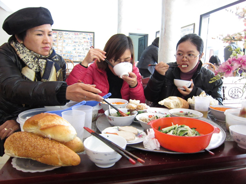 Hàng ngàn người nô nức lên chùa ăn chay