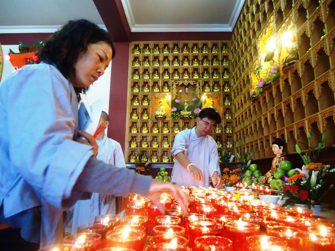 Chen chân lên chùa trừ sao xấu