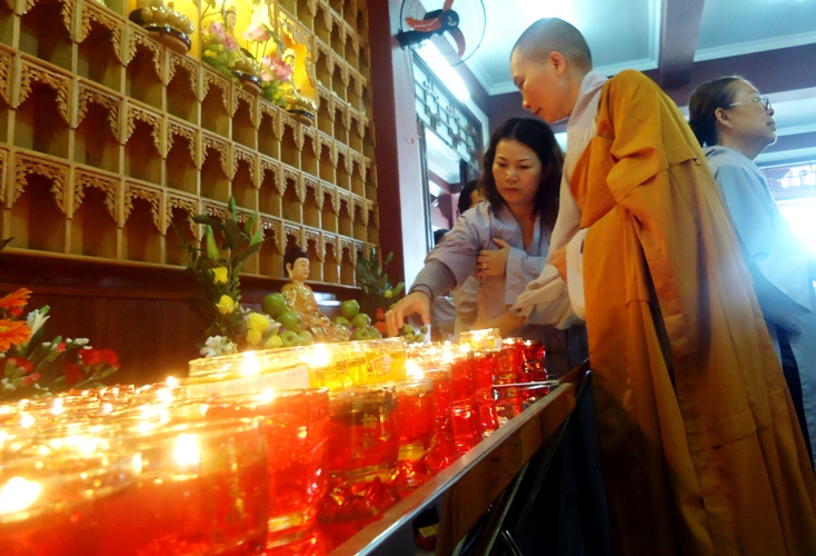 Chen chân lên chùa trừ sao xấu