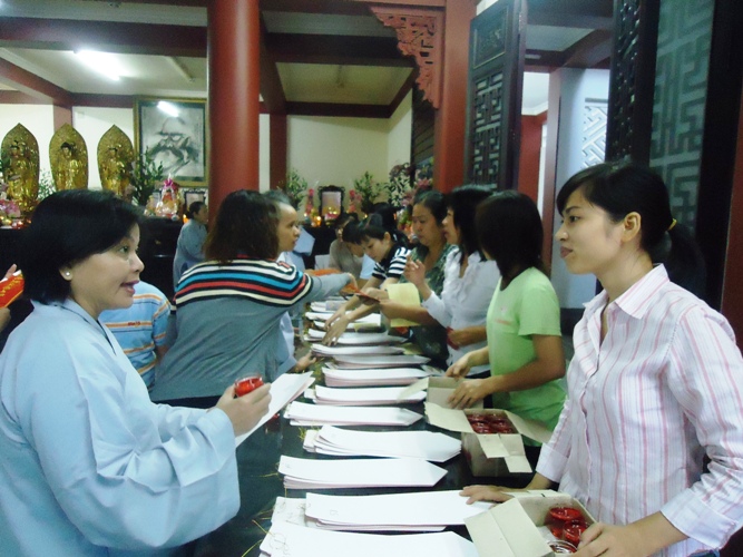 Chen chân lên chùa trừ sao xấu