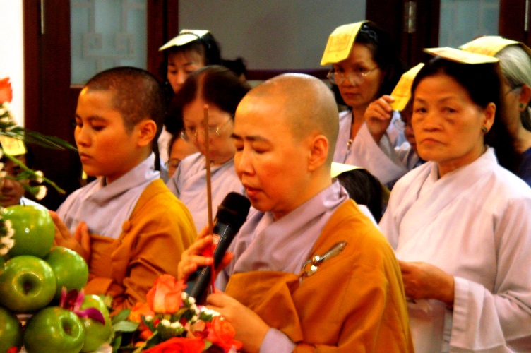 Chen chân lên chùa trừ sao xấu