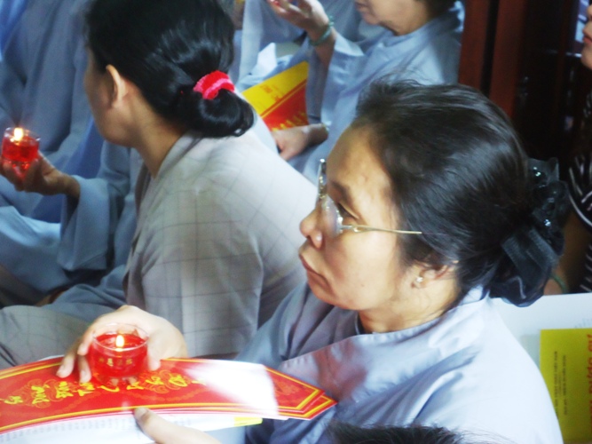 Chen chân lên chùa trừ sao xấu