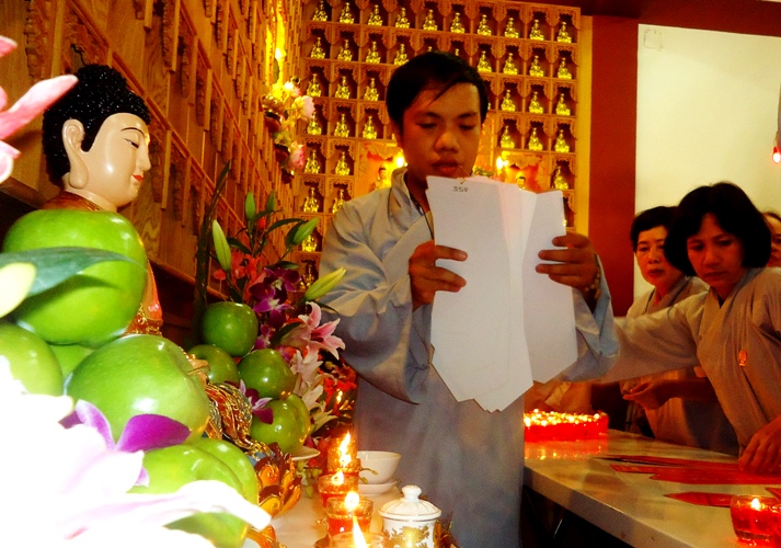 Chen chân lên chùa trừ sao xấu