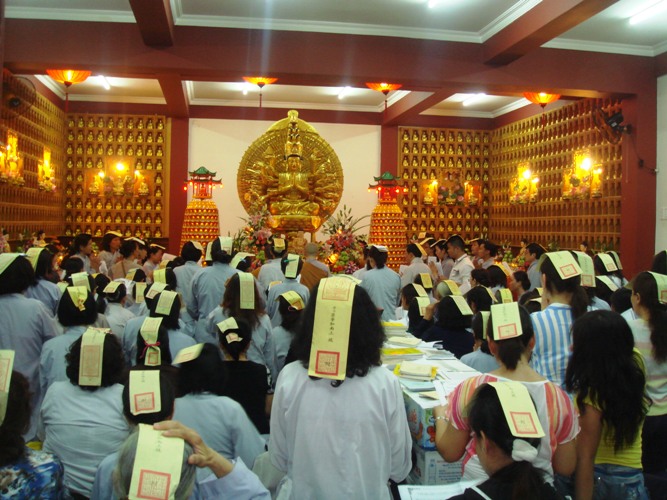 Chen chân lên chùa trừ sao xấu