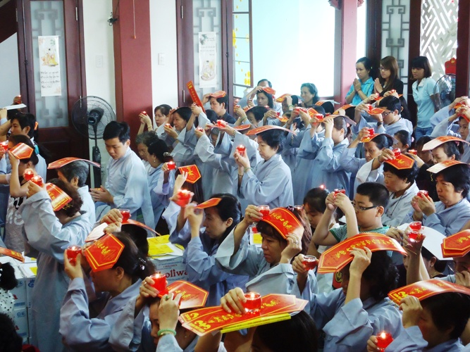 Chen chân lên chùa trừ sao xấu