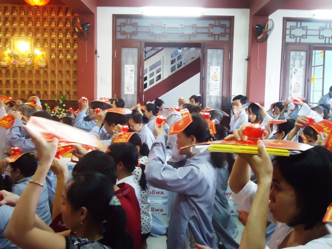 Chen chân lên chùa trừ sao xấu