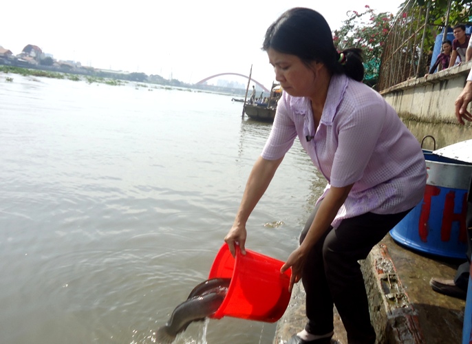 Chen chân lên chùa trừ sao xấu