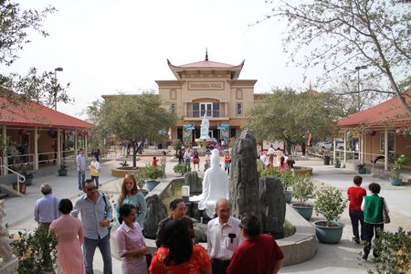 Người Việt ở bang Texas đi lễ chùa ngày đầu năm mới