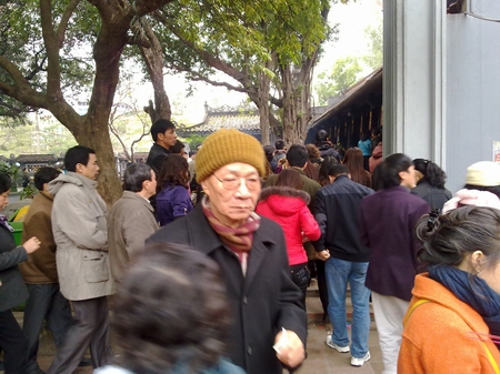 Chen chân lễ chùa đầu năm