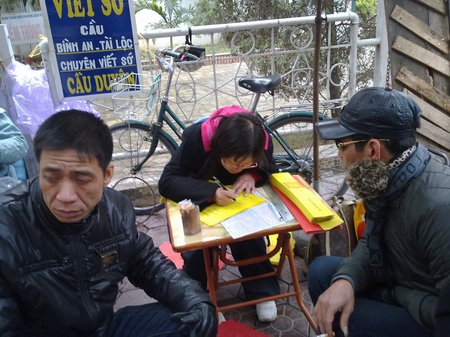 Chen chân lễ chùa đầu năm