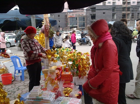 Chen chân lễ chùa đầu năm