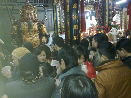 Chen chân lễ chùa đầu năm