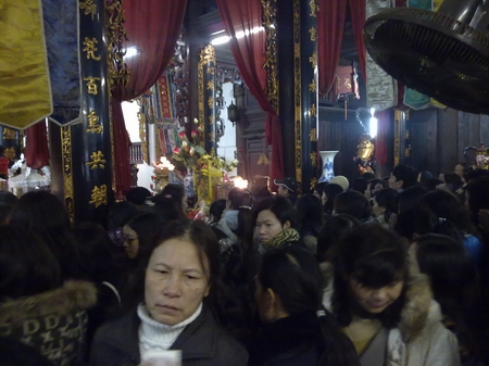 Chen chân lễ chùa đầu năm