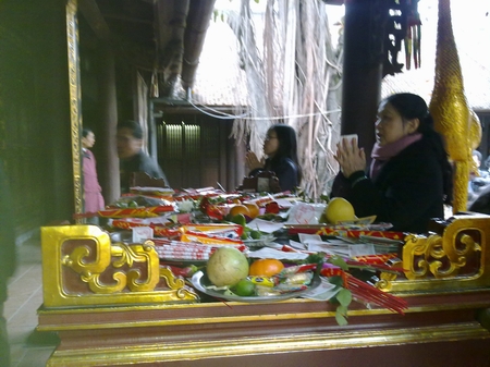 Chen chân lễ chùa đầu năm