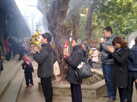 Chen chân lễ chùa đầu năm