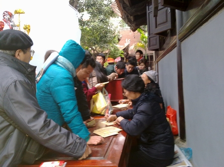 Chen chân lễ chùa đầu năm