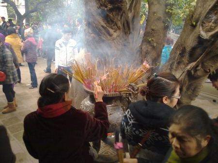 Chen chân lễ chùa đầu năm