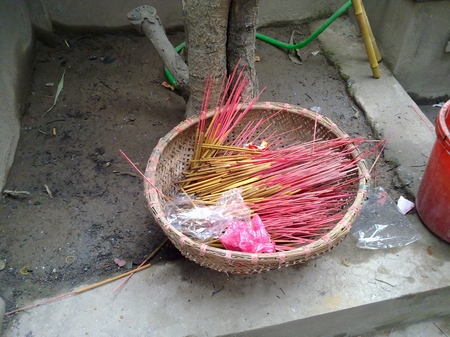 Chen chân lễ chùa đầu năm