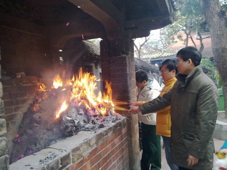 Chen chân lễ chùa đầu năm