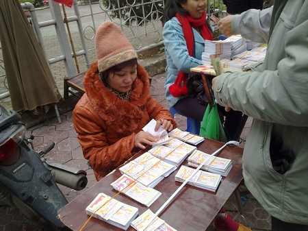 Chen chân lễ chùa đầu năm
