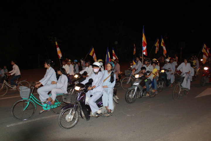 Hà Tĩnh: CLBTNPT Chùa Giai Lam diễu hành xe hoa