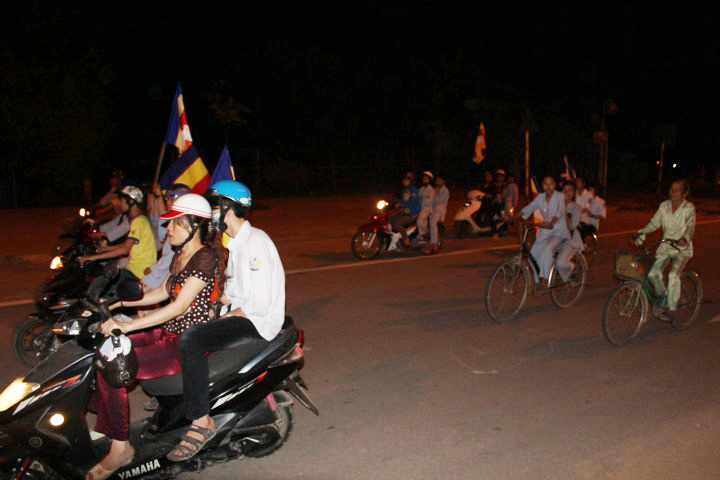 Hà Tĩnh: CLBTNPT Chùa Giai Lam diễu hành xe hoa