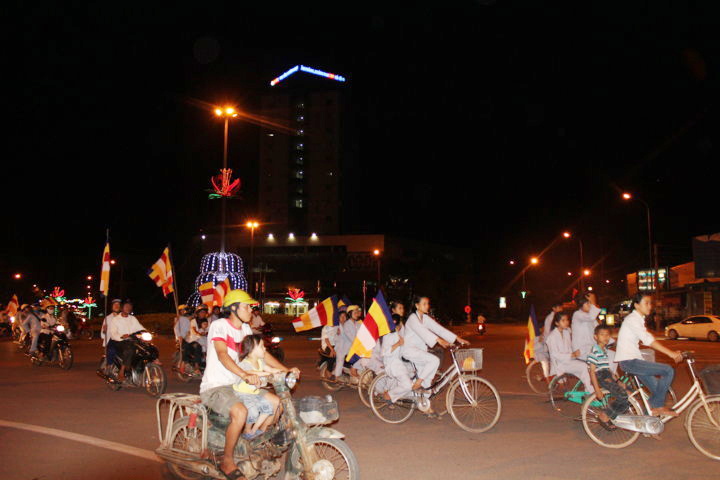 Hà Tĩnh: CLBTNPT Chùa Giai Lam diễu hành xe hoa