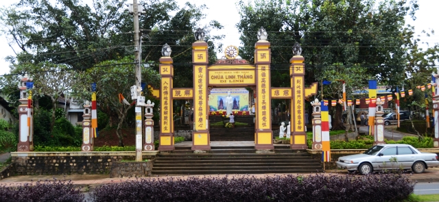 Bộ tượng Tây Phương Tam Thánh bằng gỗ dâu lớn nhất Việt Nam