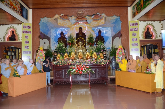 Bộ tượng Tây Phương Tam Thánh bằng gỗ dâu lớn nhất Việt Nam