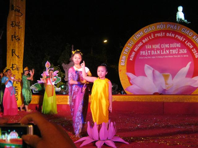 Khánh Hòa: Đêm Văn nghệ hát mừng Đại lễ Phật đản PL.2556