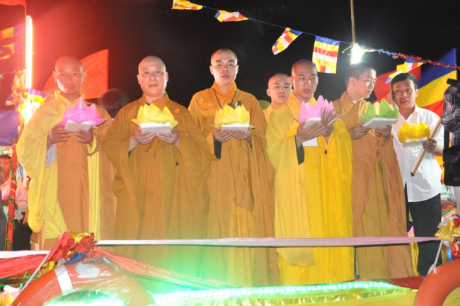 Hà Tĩnh: Hơn 10.000 người tham dự đêm hoa đăng mừng Phật đản