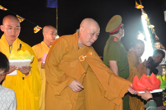 Hà Tĩnh: Hơn 10.000 người tham dự đêm hoa đăng mừng Phật đản