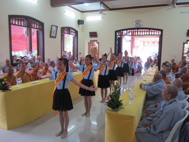 Long An: Lễ Tạ Pháp và Dâng Y tại hạ trường Hòa Bình